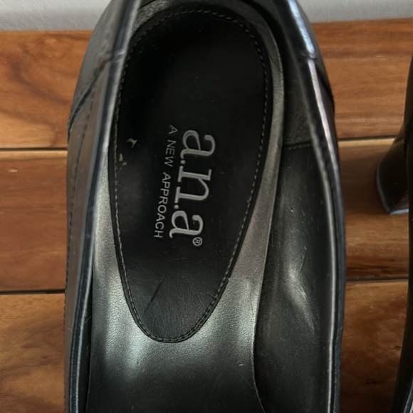 Ana black shoe w heal - Picture 3 of 3